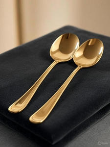 Juego de cubiertos de acero inoxidable con acabado dorado, símbolo de refinamiento, mezcla durabilidad con un radiante toque dorado - Product Image 4