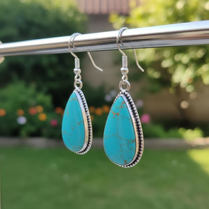 Boucles d'oreilles en turquoise en forme de larme plaquées argent avec des détails complexes - Product Image 1