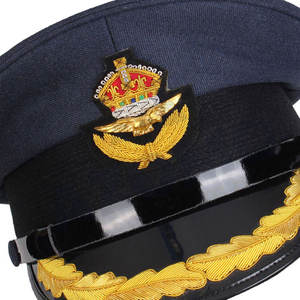 Vente en gros 2024 Nouveau design Peak Cap Chapeaux d'officier faits à la main Fabriqué en laine Polyester Peak Caps avec design et logo personnalisés - Product Image 6