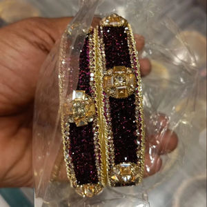 Designer Kundan Latkan Bangles Bijoux de travail en pierre élégants en alliage de zinc Meilleur prix garanti pour une tenue décontractée de mariage - Product Image 1