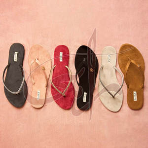 Sandalias Antideslizantes Personalizadas de Marca Privada para Mujer, Hechas en Pakistán, con Entresuela Antideslizante y Parte Superior de Terciopelo, Hechas a Mano - Product Image 5