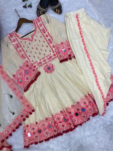Ensemble Salwar Designer avec Broderies Miroir, Patiyala et Dupatta en Soie Georgette, Tenue de Soirée pour le Festival Navratri pour Femmes - Product Image 6