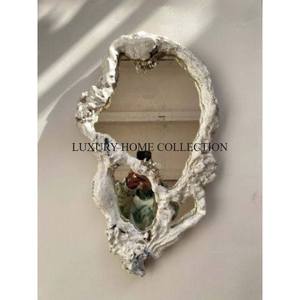 Cadre de miroir mural en métal antique classique avec verre biseauté et détails en métal ornés pour un look décoratif intemporel - Product Image 3