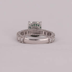 Laboratorio de corte de cojín de 3,0 CT cultivado con piedras preciosas verdes y diamantes redondos Ajuste de Halo oculto de moda en anillo de diamante de oro sólido de 18KT - Product Image 6