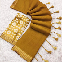 Çiçek desenli bluzlu, hafif ve her durum için mükemmel olan Mul Pamuk ve Resham Dokuma Kenarlıklı Saree.