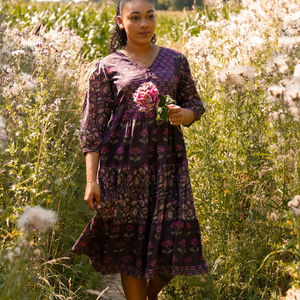 Robe bohème florale Belle, robe en coton imprimé à la main, couleur violette - Product Image 1