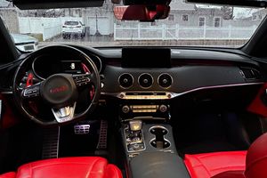 PERFECTLY USED 2023 pour Stinger GT2 AWD Twin-Turbo V6 Jantes R20 Cuir Gauche Modifications Performance Légères Faible Kilométrage - Product Image 4