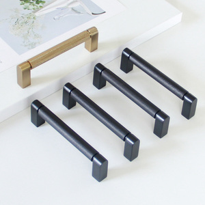 Tirador de Gabinete en Forma de Barra de Diseño Tradicional de Aleación de Zinc Moleteado - Duradero, Sostenible y de Fácil Instalación para Cómodas y Cocinas - Product Image 2