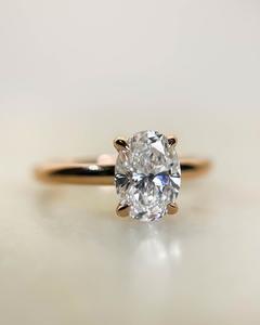 Anillo de compromiso minimalista chapado en oro de 18 quilates de plata de ley con diamante de corte ovalado de 9x7mm | Anillo de aniversario de Boda nupcial solitario - Product Image 1