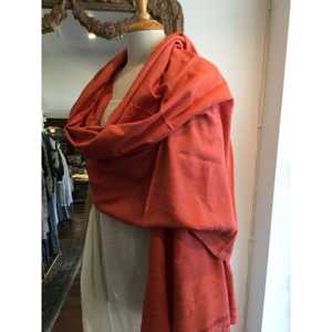 Pañuelo de Seda Cuadrado con Diseño de Granada de la Colección PEACE, Patrón Sólido - Product Image 1