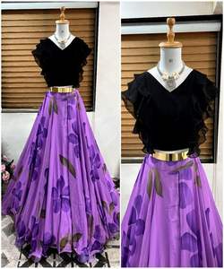 Complétez votre look de mariée avec notre brodée lehenga choli, avec pierre complexe et perle travail pour une touche de glamour. - Product Image 6