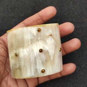 Bracelet large en corne de buffle écologique fait à la main avec des accents de points en laiton, bijoux de déclaration pour femmes - Product Image 3