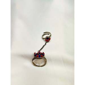 Bague à breloques en argent 925 par Ragini, bague double à breloques en argent sterling, bague ethnique Meenakari avec chaîne connectée pour femme - Product Image 1