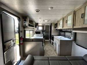 Caravane d'occasion 2023 F-o-r-e-s-t R-i-v-e-r S-a-l-e-m Cruise L-i-t-e 261BHXLX prête à la vente - Product Image 4