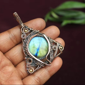 Triangle fait à la main fil de cuivre enveloppé jaune feu Labradorite pendentif Unique pierre naturelle bijoux cadeau - Product Image 1