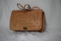Sac bandoulière en cuir véritable Moroccan Soul avec motif sculpté Modèle 769 Fabriqué au Maroc