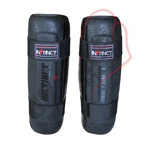 Protector de espinilla de cuero sintético PU de alta calidad para entrenamiento de Muay Thai y MMA, estilo personalizado al por mayor para adultos. - Product Image 1