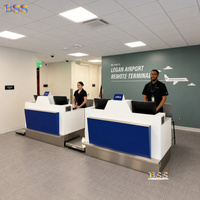 Comptoir de service aéroportuaire de luxe, terminal, bureau de réception d'aéroport, comptoir de check-in aéroportuaire personnalisé en surface solide Krion blanc et bleu