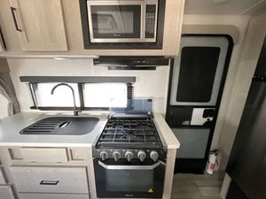 Caravane d'occasion 2023 F-o-r-e-s-t R-i-v-e-r F-l-a-g-s-t-a-f-f M-i-c-r-o -L-i-t-e 21FBRS à vendre - Product Image 4