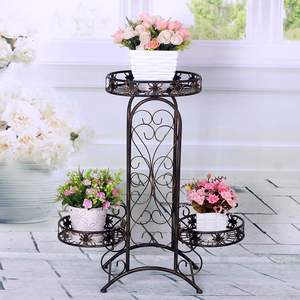 Support de fleurs en métal de qualité supérieure fabriqué à la main avec un aspect antique élégant pour une décoration d'intérieur d'inspiration vintage ou un style de jardin - Product Image 1