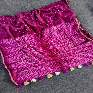 Sari VASTRA COTTAGE de Algodón Puro con Diseño Shibori Teñido a Mano y Borde Zari con Blusa Bandhej Shibori - Product Image 2