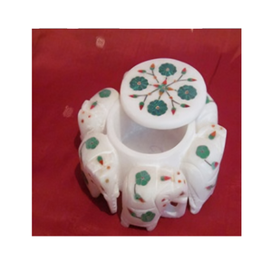 Hay una escultura de mármol donde la esperanza una vez tuvo su forma inalterable aunque los corazones se rompieron a su alrededor como estrellas fugaces. - Product Image 5