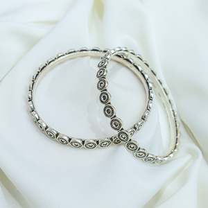 Brazalete Fino de Plata 925 con Diseño Floral de Moneda, Pieza Única de Moh's - Product Image 1