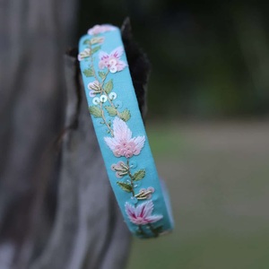 Banda para el cabello bordada a medida Accesorios para el cabello florales hechos a mano Bandas para el cabello bohemias para mujeres y niños. Ideal para fiestas - Product Image 1