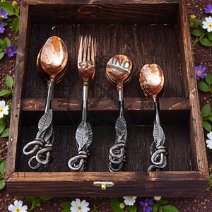 Nouvelle édition Ensemble de couverts en cuivre de style antique Ensemble de couverts en cuivre médiéval 20 pièces Ensemble de couverts avec boîte en bois Ensemble de repas de camping - Product Image 4
