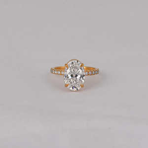 Anillo de compromiso de diamante cultivado en laboratorio de corte ovalado con brillo glamoroso en anillo de regalo de compromiso chapado en oro amarillo de 18 quilates - Product Image 2