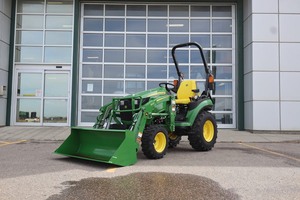 Tractor Agrícola Multifuncional John Deere 3038E de 70HP, Compacto, con Ruedas, 4WD, Verde - Product Image 3