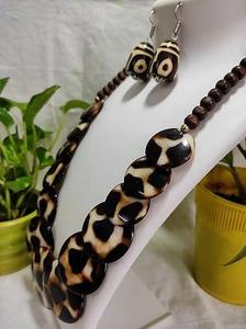 Collier triple en résine personnalisé de meilleure qualité collier triple en résine poli beau collier de perles de résine de mode pour les femmes - Product Image 5