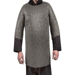 Armadura de malla metálica hecha a mano por un fabricante confiable para eventos, que ofrece una construcción duradera y un ajuste cómodo. - Product Image 3