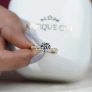 Bague de fiançailles certifiée IGI, coupe ronde, halo floral avec bande torsadée, bague de mariage vintage en diamant - Product Image 6
