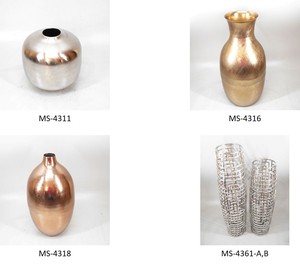 Vase moderne en aluminium fabriqué à la main avec des sculptures géométriques et florales élégantes Une pièce de déclaration chic pour les hôtels et les lieux d'événements - Product Image 4