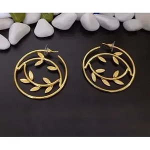 Boucles d'oreilles créoles en laiton plaqué or faites à la main pour mariage avec motif végétal - Product Image 1