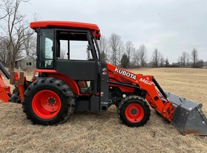 Tracteur à roues Kubota M62 rouge 4x4 diesel avec chargeur et pelle rétrocaveuse, équipement agricole multifonctionnel - Product Image 3