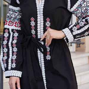 Robe en lin brodée Ukraine noire faite à la main Style Vishivanka avec des détails de chemise brodés traditionnels pour les femmes - Product Image 2