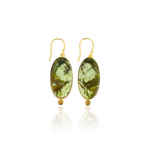 Boucles d'oreilles pendantes en opale verte plaquées or laiton aspect naturel avec breloque artisanale de créateur, boucles d'oreilles pendantes en laiton, cadeau pour elle - Product Image 1
