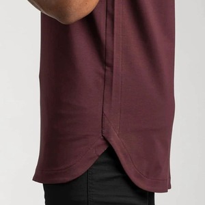 Design personnalisé T-shirt pour hommes Fitness Athletic Slim T-shirt de gymnastique avec ourlet superposé fendu sur le côté Chemises marron à col rond pour garçons - Product Image 4