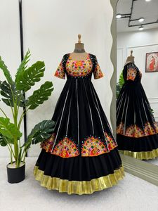 Navratri Special Top-Lehenga con Secuencia de punto chino - Product Image 4