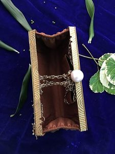 Bolso de Mano Artesanal de Nácar y Latón con Diseño Vintage Bolso de Noche Llamativo Artesanal con Forro de Terciopelo - Product Image 3