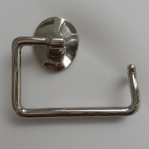 Elegante soporte de papel higiénico montado en la pared de tono plateado con superficie martillada Artesanía perfecta para interiores decorativos - Product Image 1