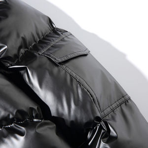 เสื้อแจ็คเก็ตบอมเบอร์ผู้ชายคุณภาพสูงสำหรับฤดูหนาวปี 2026 ขายส่งแฟชั่นสไตล์ใหม่ เนื้อผ้าโพลีเอสเตอร์แบบมันเงาสั่งทำได้ เสื้อแจ็คเก็ตพัฟเฟอร์ตัวยาว - Product Image 4