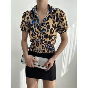 Camisas Plisadas con Estampado de Leopardo y Cinturón para Mujer, Marca Topshow, Blusas y Tops Ouzu al por Mayor - Product Image 3