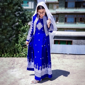 2024 Vente chaude Afghani Vintage Salwar Kameez Belle impression dessinée à la main sur soie et lin pour adultes - Product Image 2