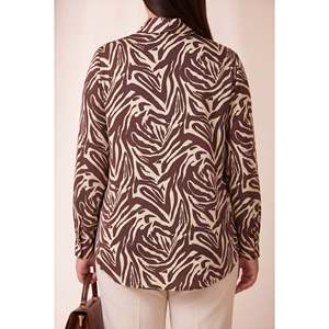 Blouse en viscose satinée avec détails accessoires, grande taille, couleur café - Product Image 3