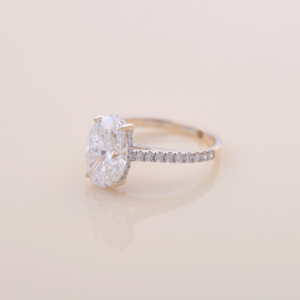 Anillo de compromiso con halo de diamantes cultivados en laboratorio de 5.04 quilates, ovalados, en oro amarillo, blanco y rosa de 9 quilates, con piedras laterales redondas. - Product Image 3