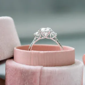 Anillo de compromiso de tres piedras de diamante cultivado en laboratorio de corte redondo de 1,5 quilates, anillo de boda con ajuste de enrejado, joyería clásica de diamante de laboratorio - Product Image 3