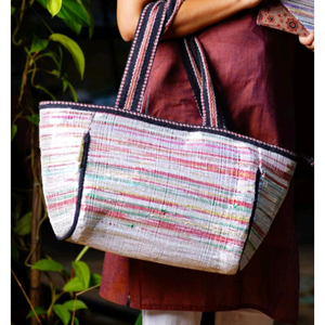 Sac fourre-tout de marché à rayures tissé à la main avec un design en coton multicolore tissé à la main, conçu pour les courses quotidiennes spacieuses et le transport décontracté - Product Image 1